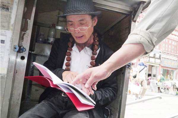 回顾"天下第一疯"谢建光:拉板车35年徒步30万公里,59岁客死异乡