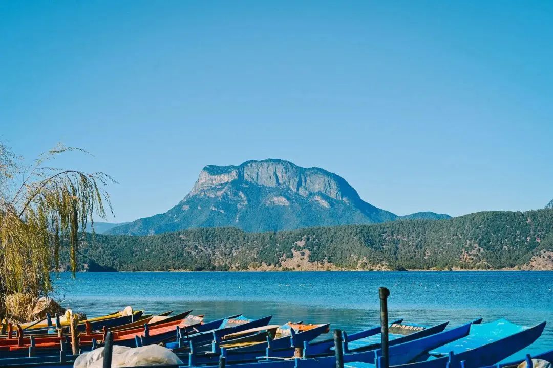 来泸沽湖必打卡|登摩梭人的格姆女神山,俯瞰格姆女神的眼泪