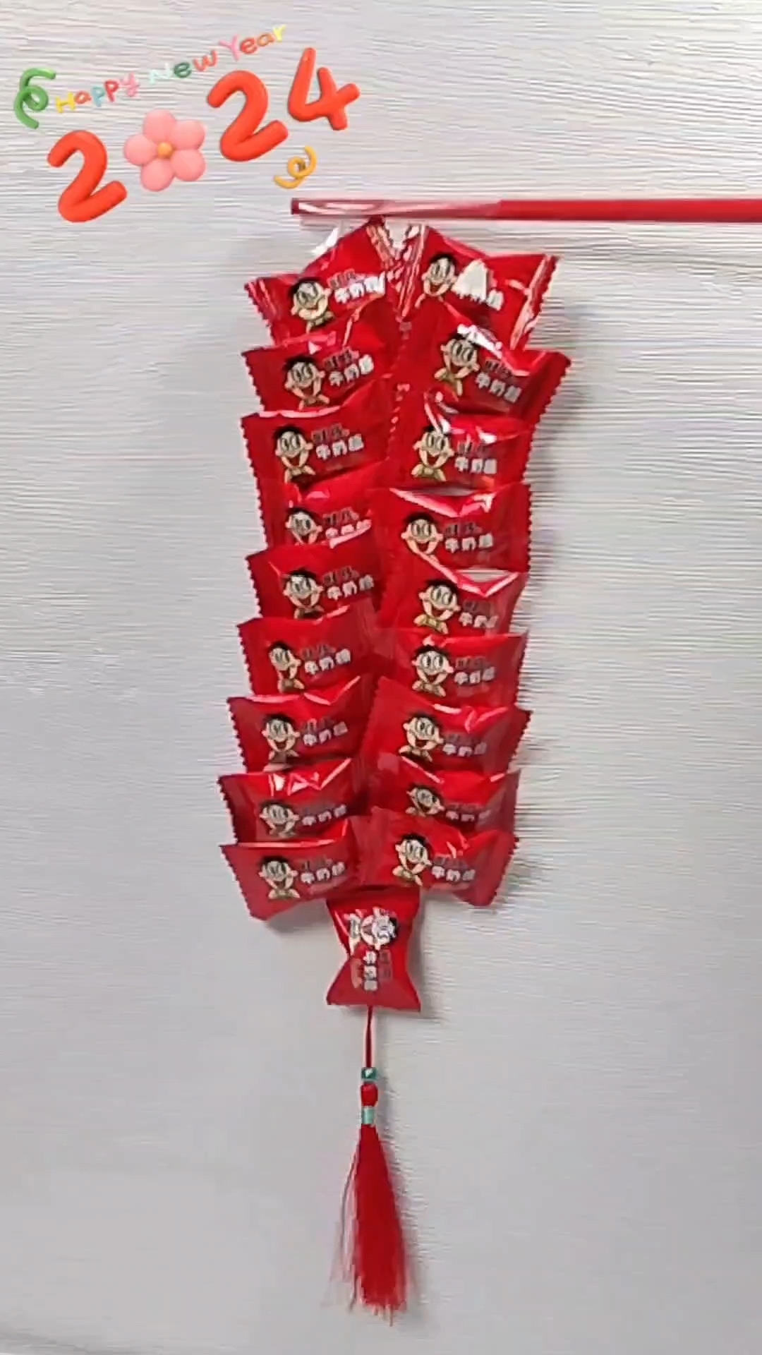 春节和孩子一起做糖果鞭炮吧