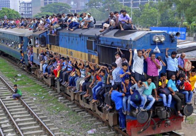 奇葩操作!印度火车全身上下挂满人,现在的印度还有挂票现象吗?