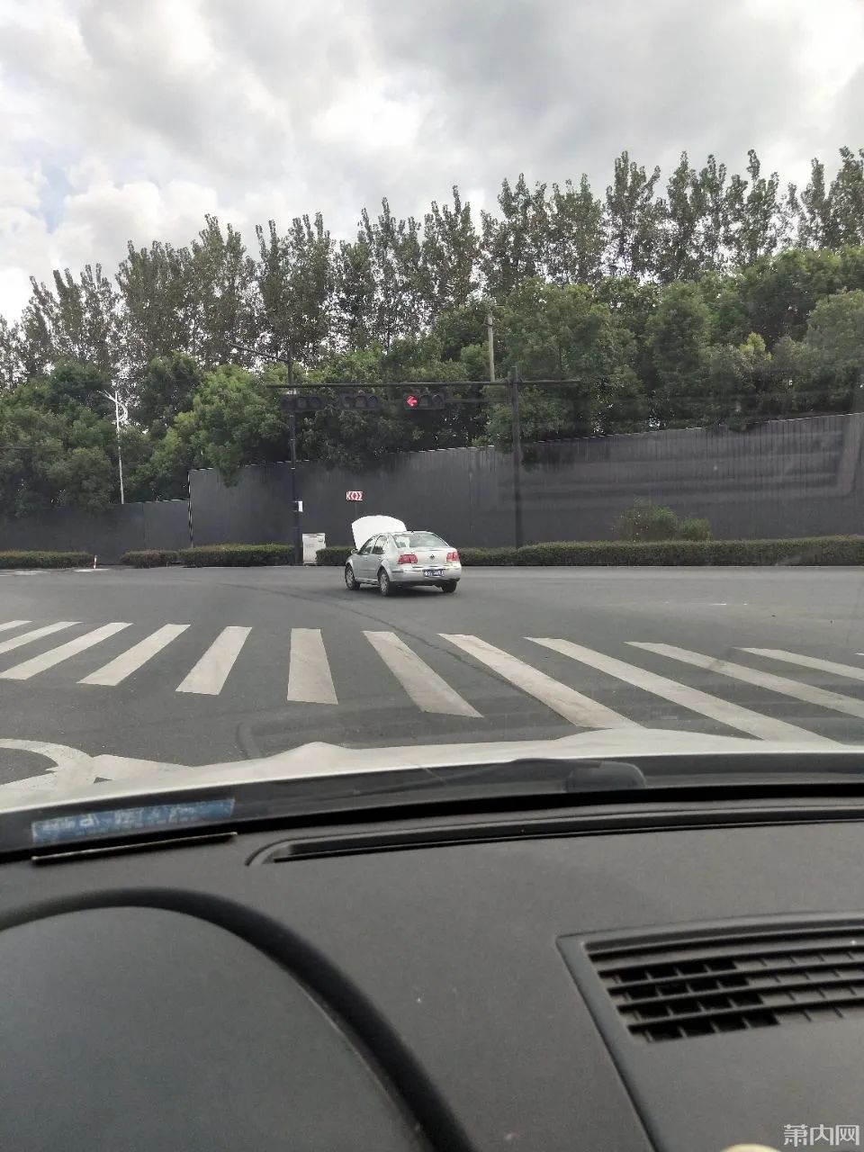 热点|顶着翻起的引擎盖，司机淡定开车，网友灵魂拷问：咋看清道路的？