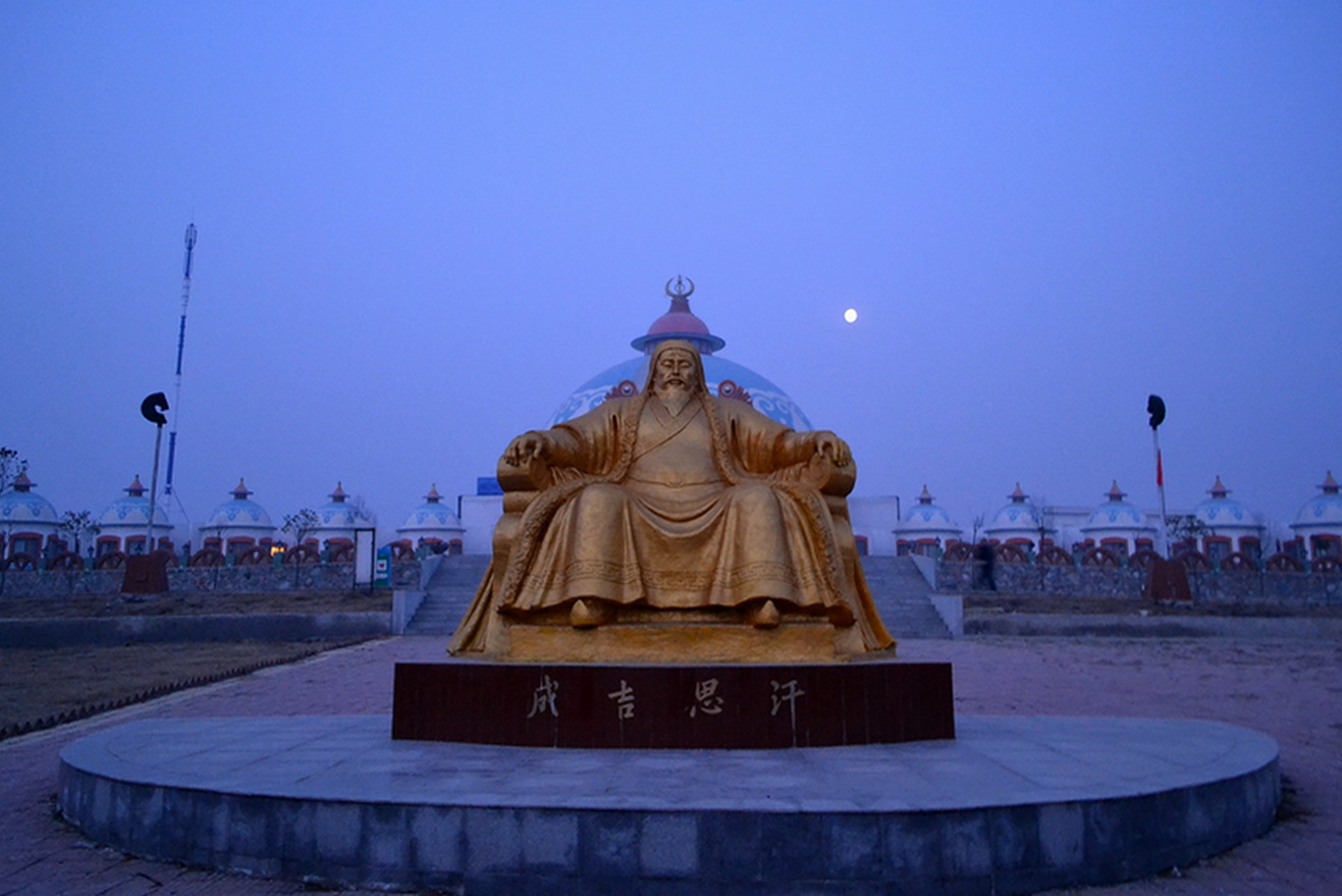 成吉思汗陵旅游区占地面积10平方公里,控制面积80平方公里.