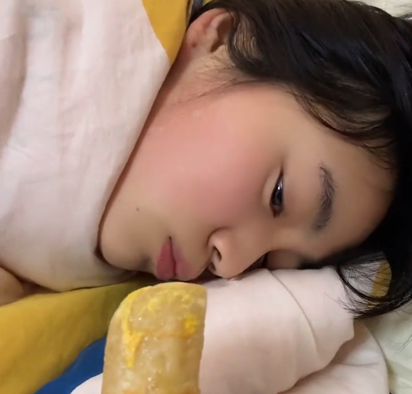 江苏徐州:女生喜欢赖床,男友每天用美食叫醒她,网友却议论纷纷