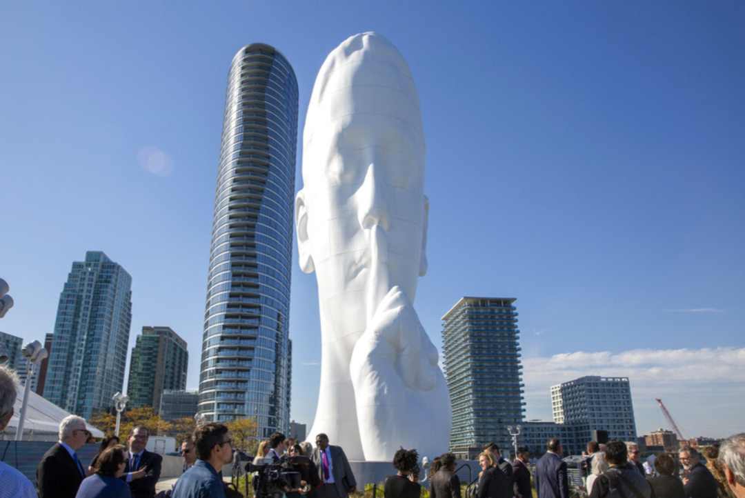 美国新泽西州巨型女人头雕像惹争议,手指放唇上如"叫纽约闭嘴"