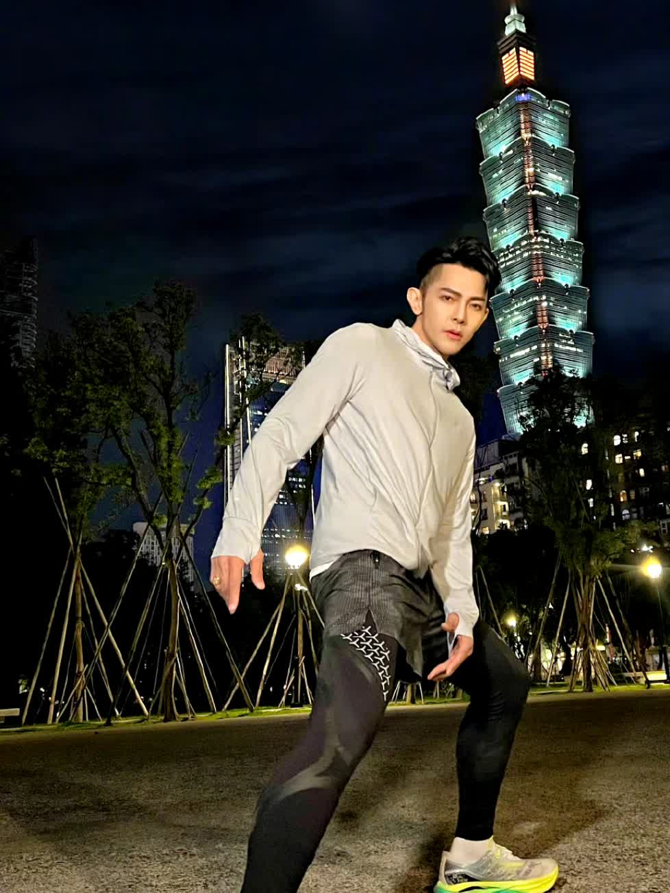 汪东城16岁便养家还债捐助汶川赡养抗战老兵用公众形象寻亲