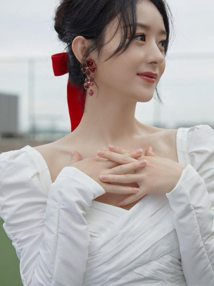 赵丽颖不愧为拼命三娘,拍新剧身材又暴瘦,蝴蝶结白裙少女感十足