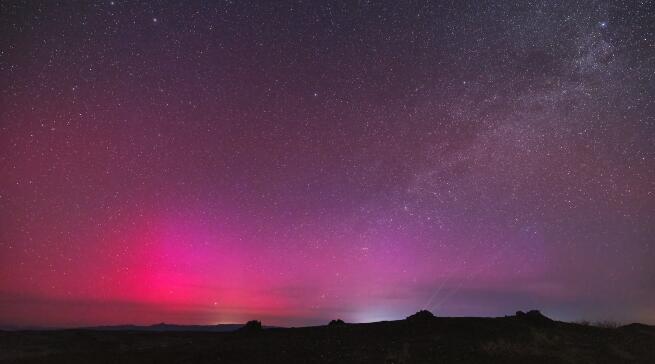 新疆出现罕见全红色极光