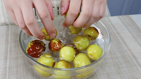 冬枣清洗干净,沥干水分.