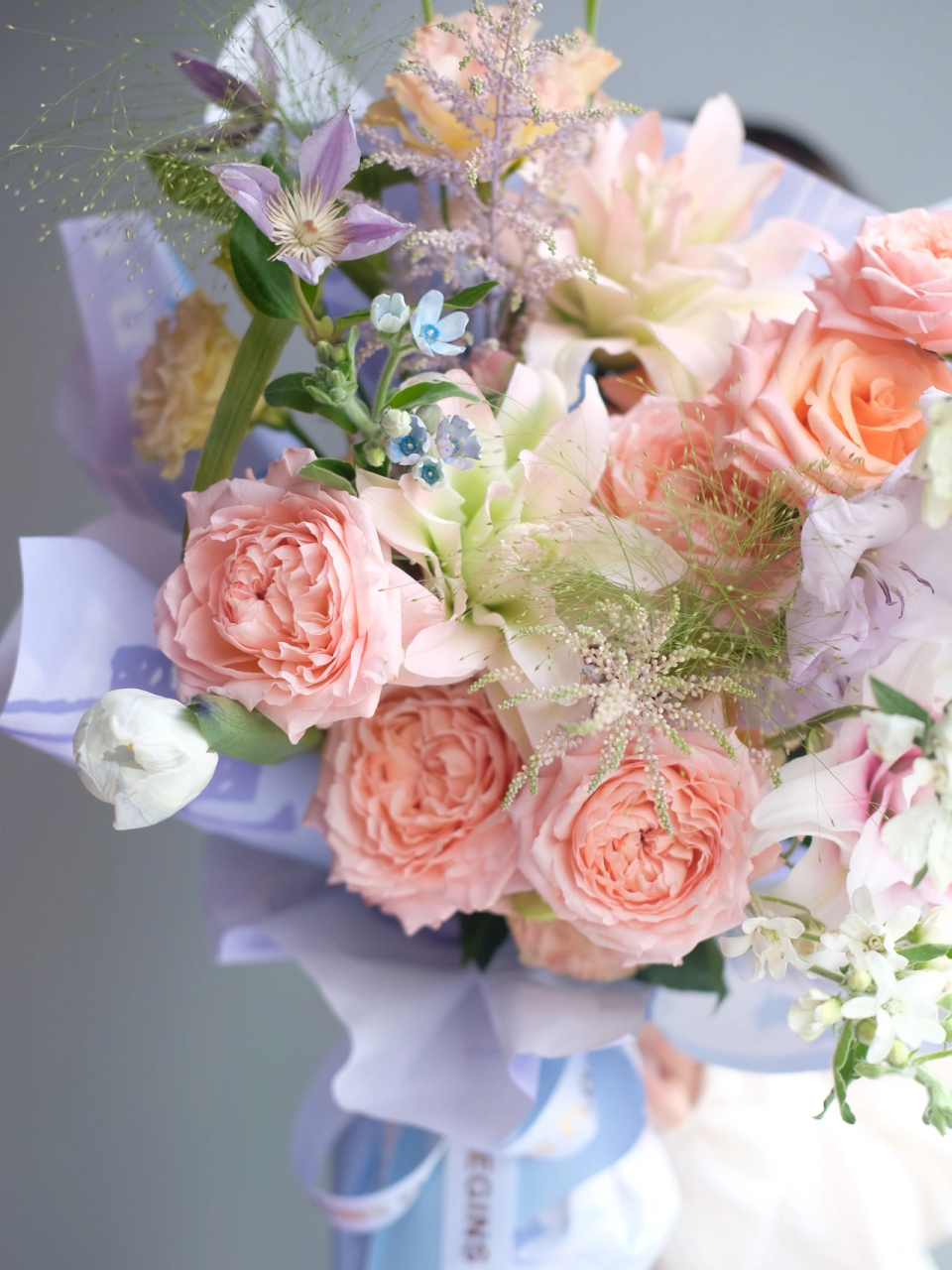 韩式花束 韩式花束 花材:重瓣百合|茱莉塔|蓝星花|蓝盆花|喷泉草