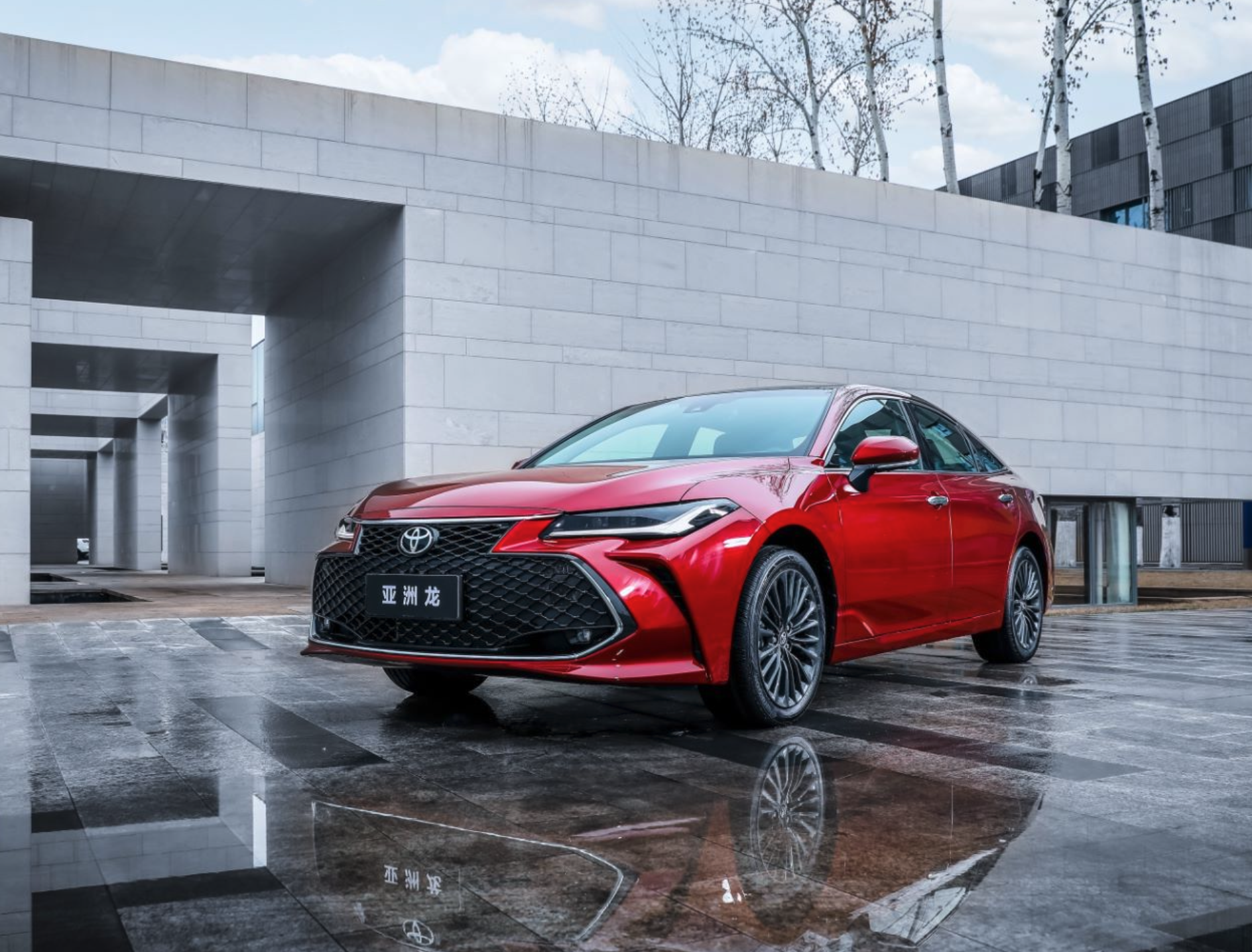 顶配和最低配差价8万,2022款丰田亚洲龙车型跨越有多大?