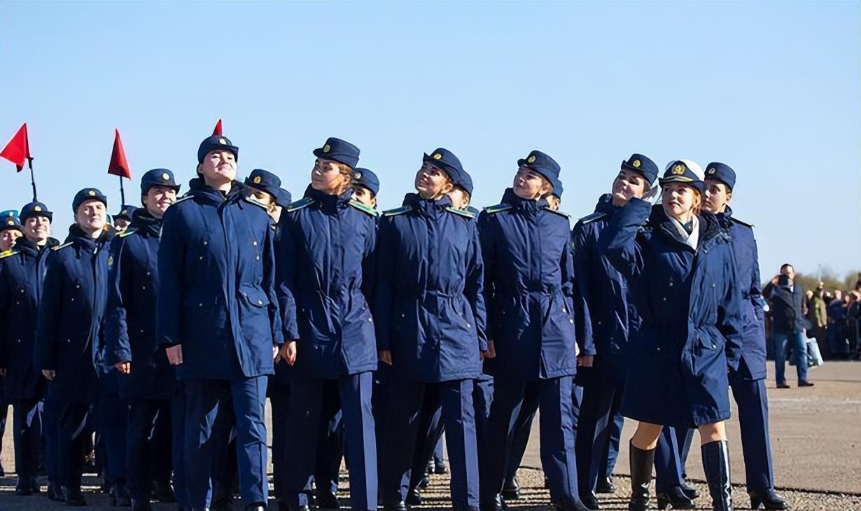 俄罗斯16位女军人经过5年飞行培训,阅兵式上,她们都是一表人才