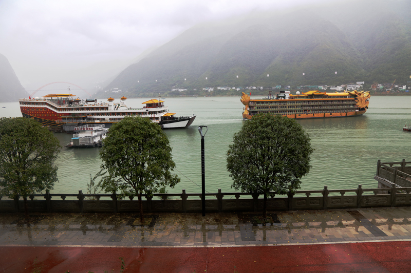 重庆巫山双节水路旅游火爆 港航海事竭力确保水运安全