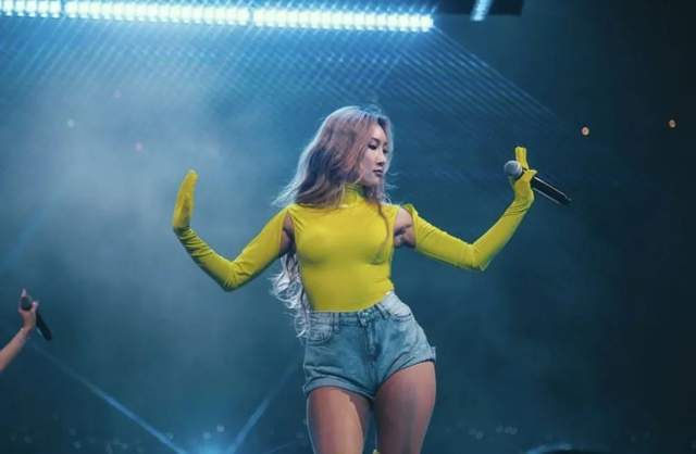 韩国女星在校庆表演中跳"艳舞",被学生家长联合举报:演出淫乱