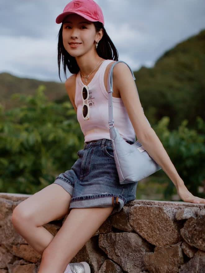 陈都灵短裤背心搭配鸭舌帽,展现元气女孩风范