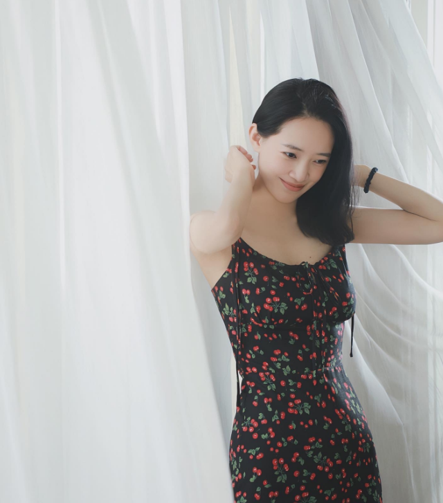 聂远陪妻看演唱会,嘟嘴耍宝挤出抬头纹,秦子越退圈多年依旧好美