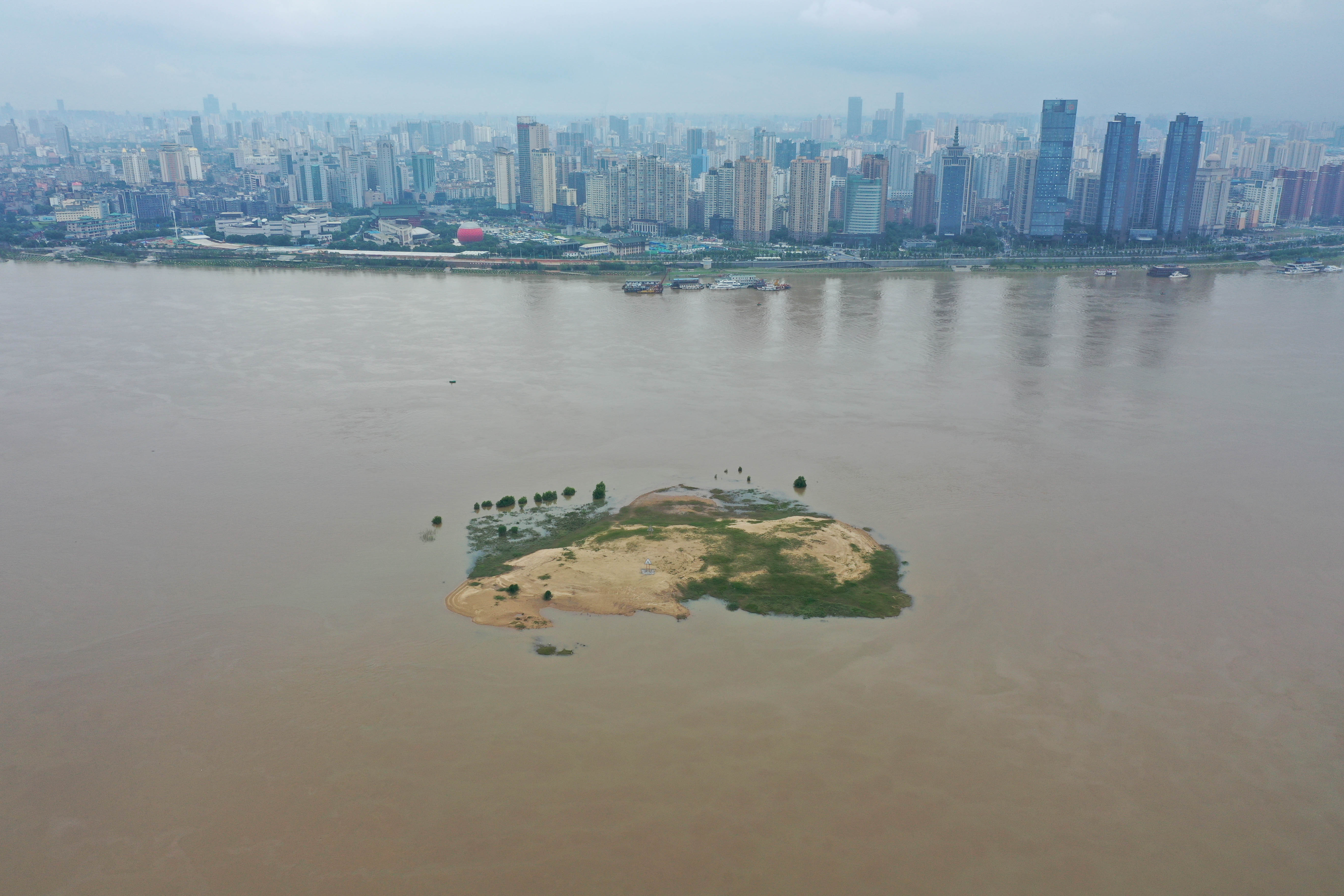 南昌:连日降雨赣江水位升高(2)