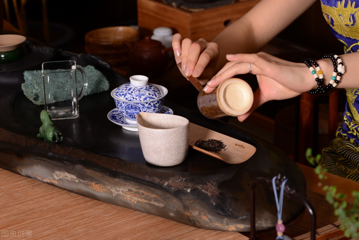 有没有发现每一个山东老板的办公室里都摆着一个茶台为啥呢