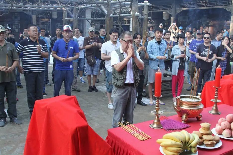 又是烧香,拜神,供猪头?这部电视剧的开机仪式——"别出心裁"