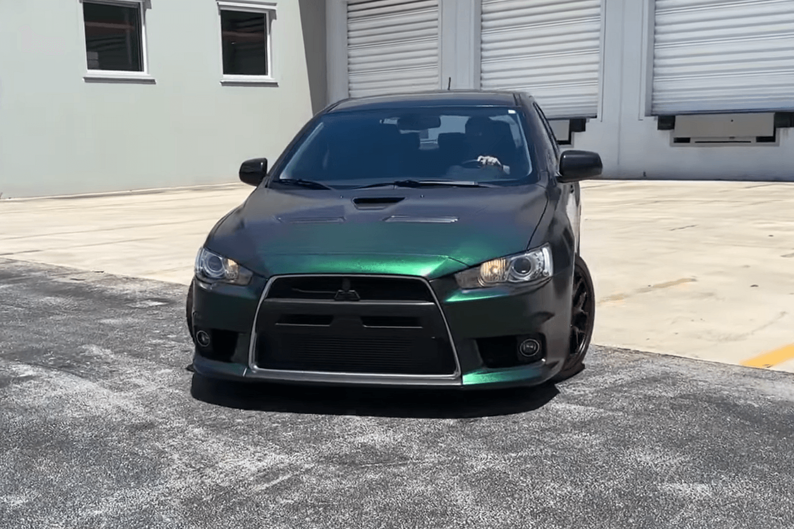 三菱蓝瑟 evo x 用彩虹独角兽变色龙油漆获得疯狂的外观