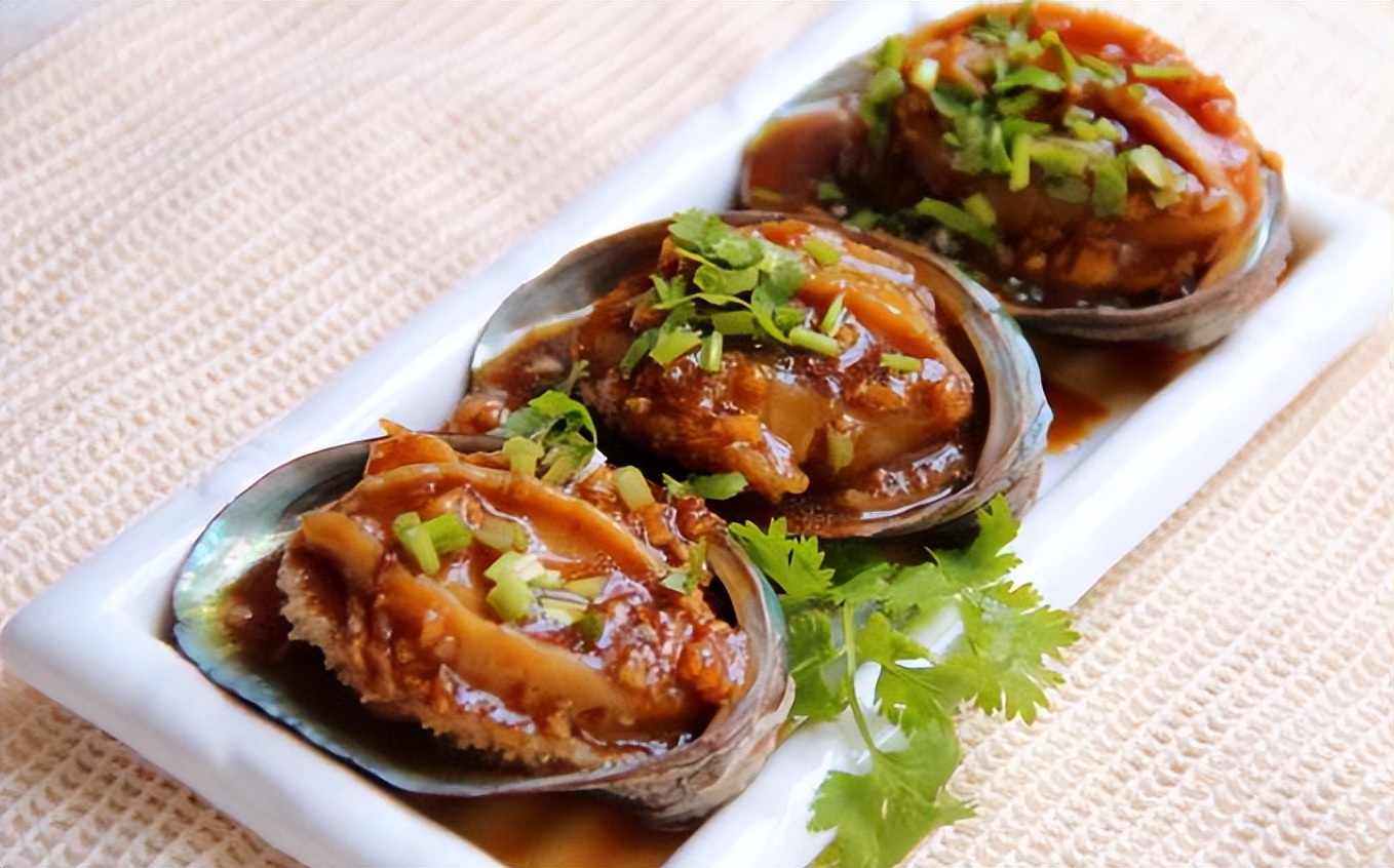 品味中国传统美味——鲁菜扒原壳鲍鱼,一道让人陶醉的佳肴