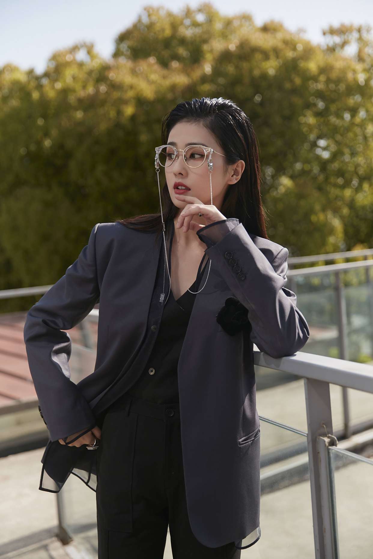 白鹿一件雪纺衫穿出复古感!黑色领带搭配紧身裙,被她身材迷住了