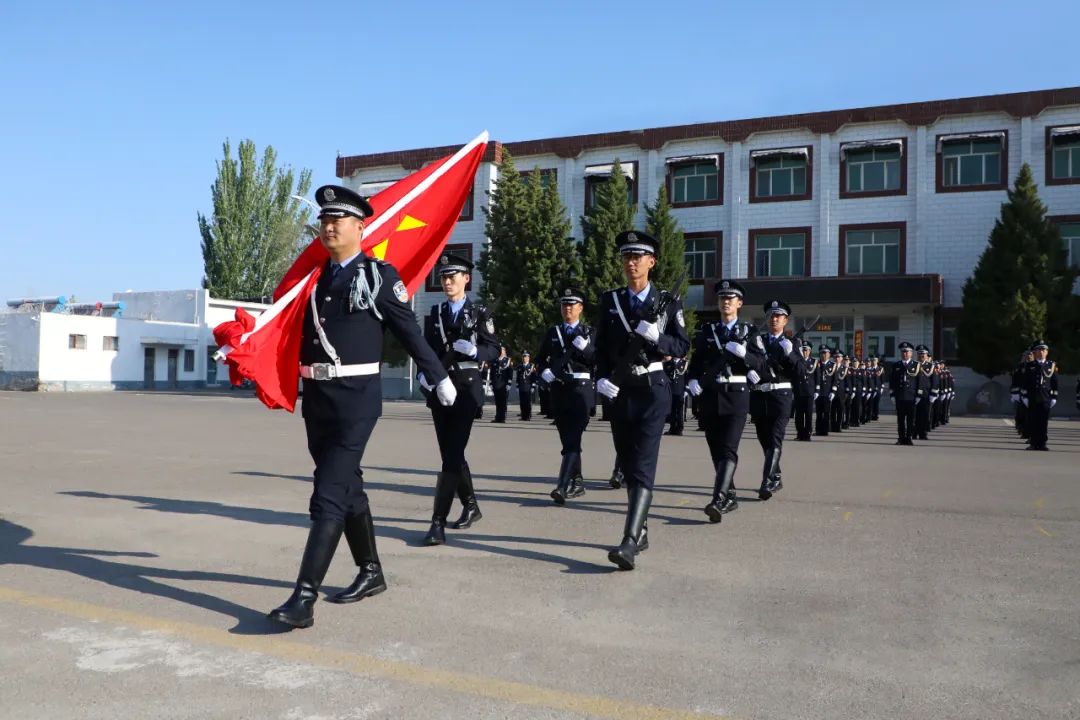 伊犁州公安局举行七一升国旗,党员宣誓仪式