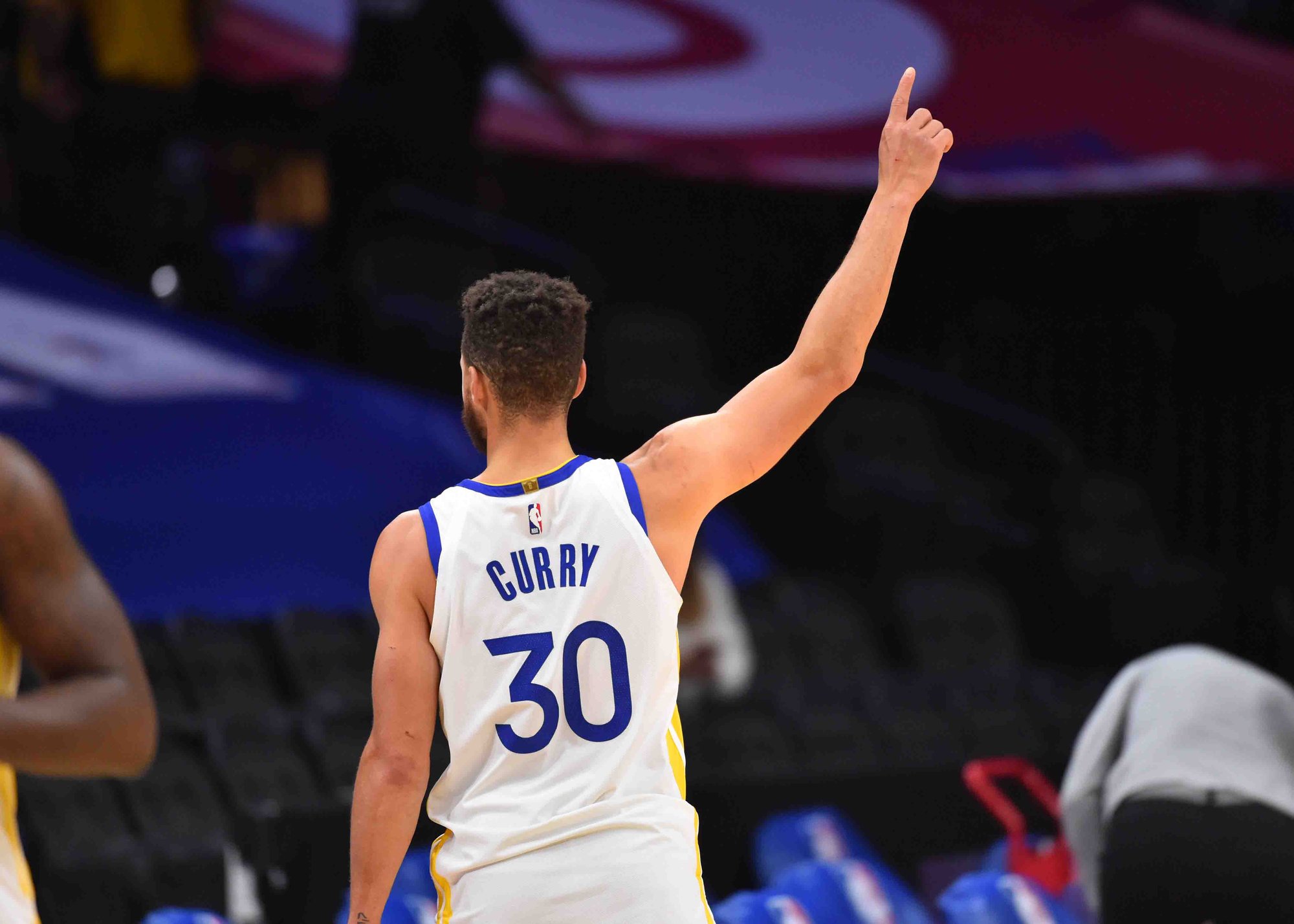 nba综述排名!库里轰49分刷新历史,威少再破纪录,约基奇轰47分