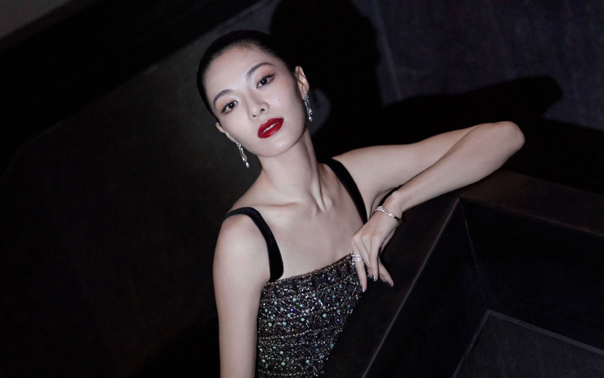 《我们的美好生活》中,钟楚曦和蔡少芬的年龄对话引发思考.