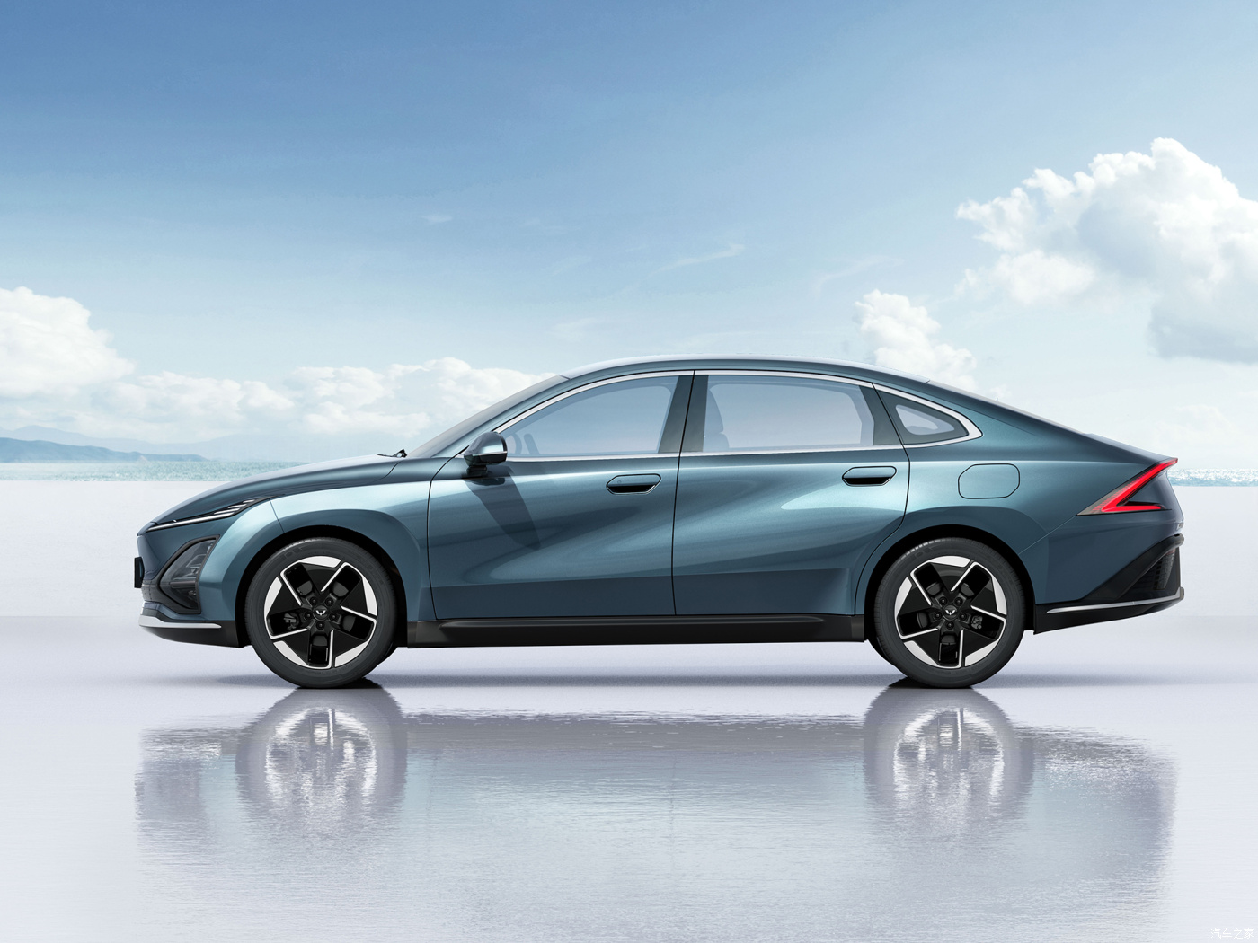 五菱首款轿跑曝光,车长4.8米,宽体大溜背,颜值不输百万豪车