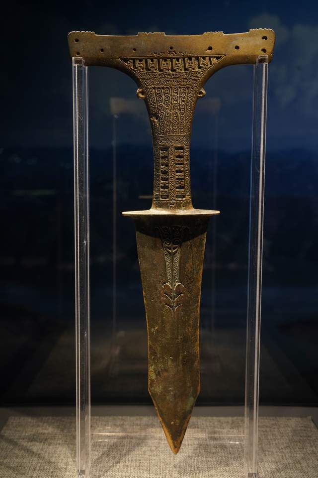 贵州发现汉代"雌雄"青铜剑,为黔西南夜郎古国遗物,2000年历史