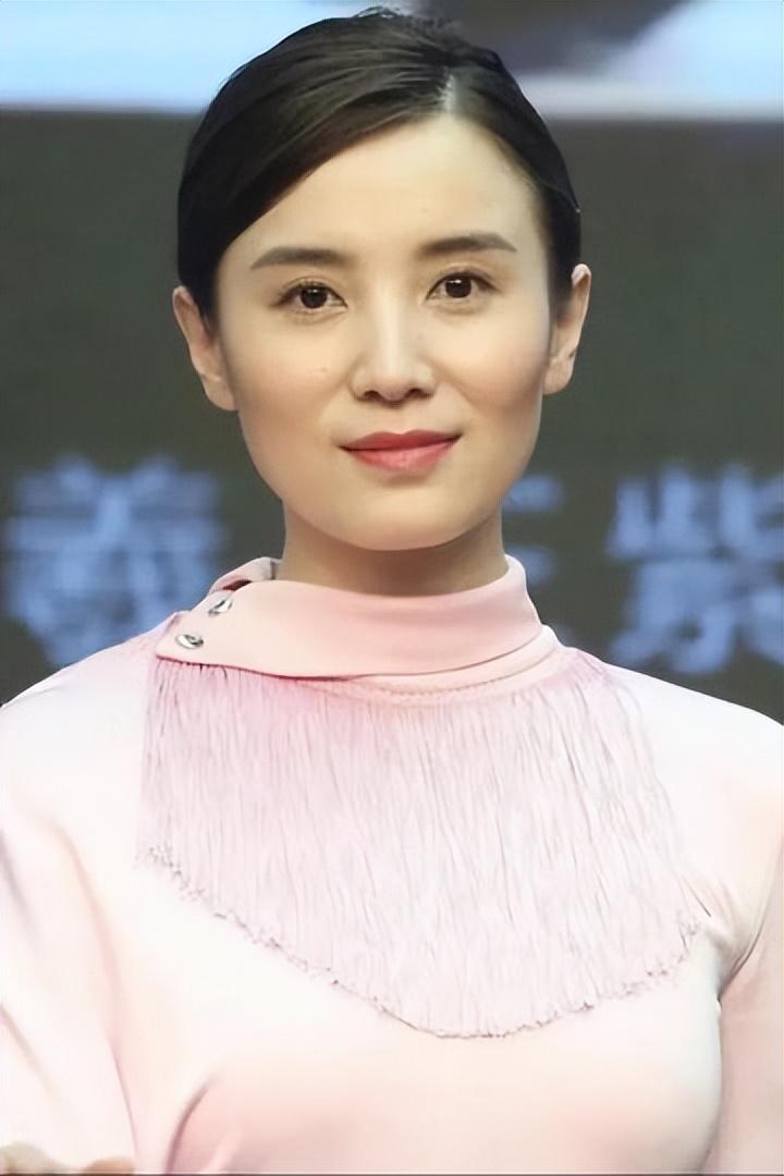 宋佳单身观念惹争议,43岁不婚不育遭炮轰!已经活成了一个笑话?