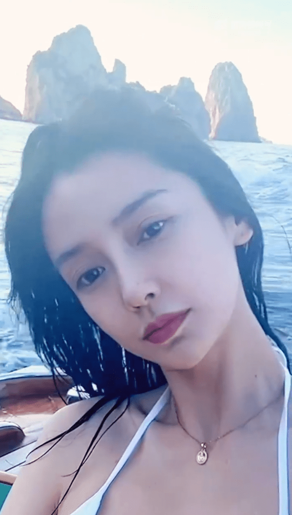 angelababy穿比基尼享受海滩风光,身材苗条笑容甜美