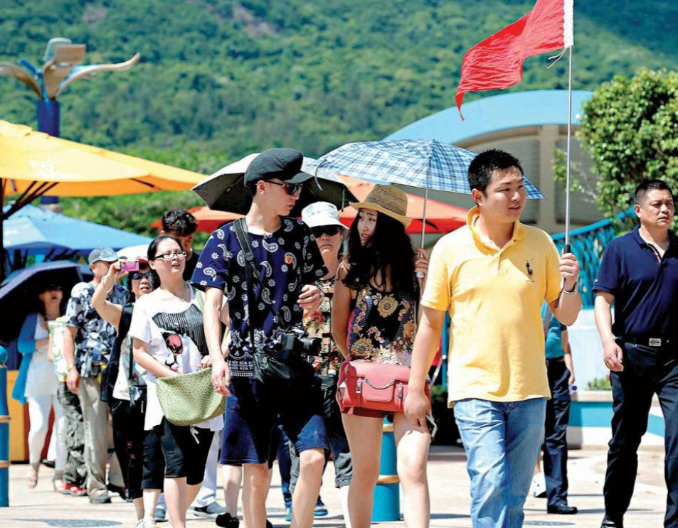 北京49岁男导游中暑身亡:家中独子,未婚无子,此前年收入几十万