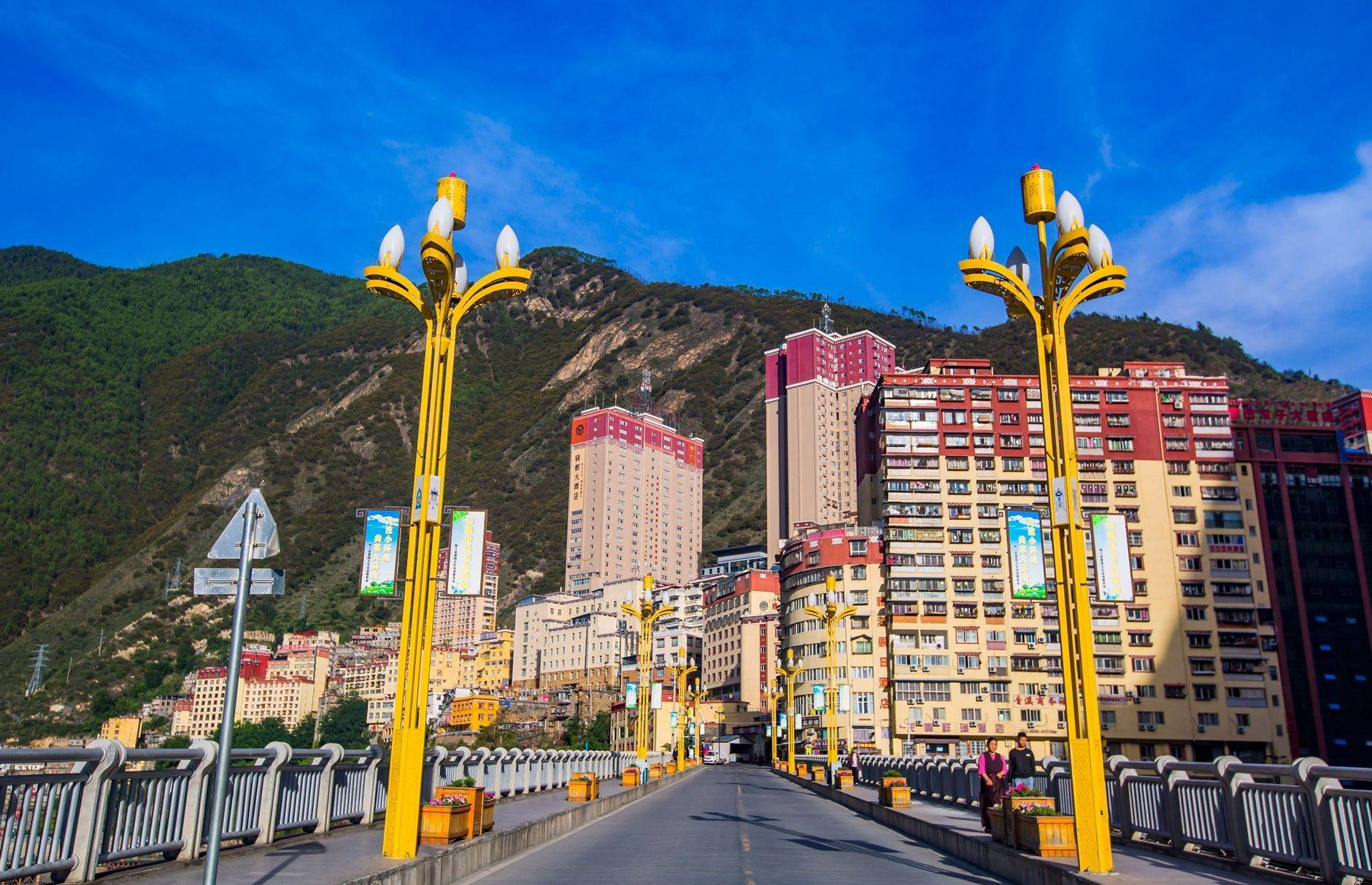 四川雅江县,一座被自然包围的县城,成为了川藏线上的著名景点