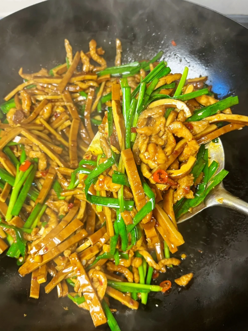 冬日下饭神器,豆干肉丝炒韭菜  今天给大家分享一道我非常喜欢的下饭