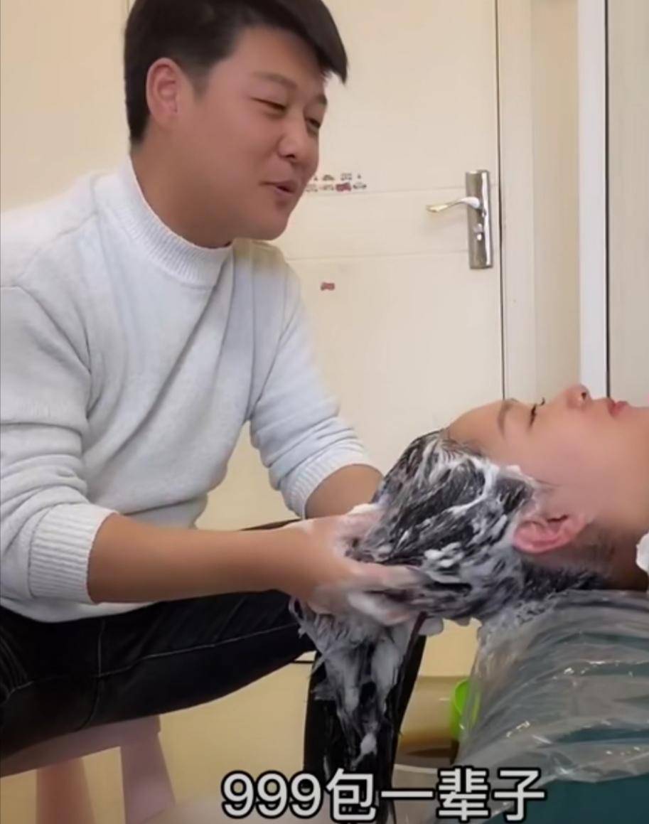 坐月子第十天,老公煮艾草给老婆洗头:999元包一辈子,羡慕不?