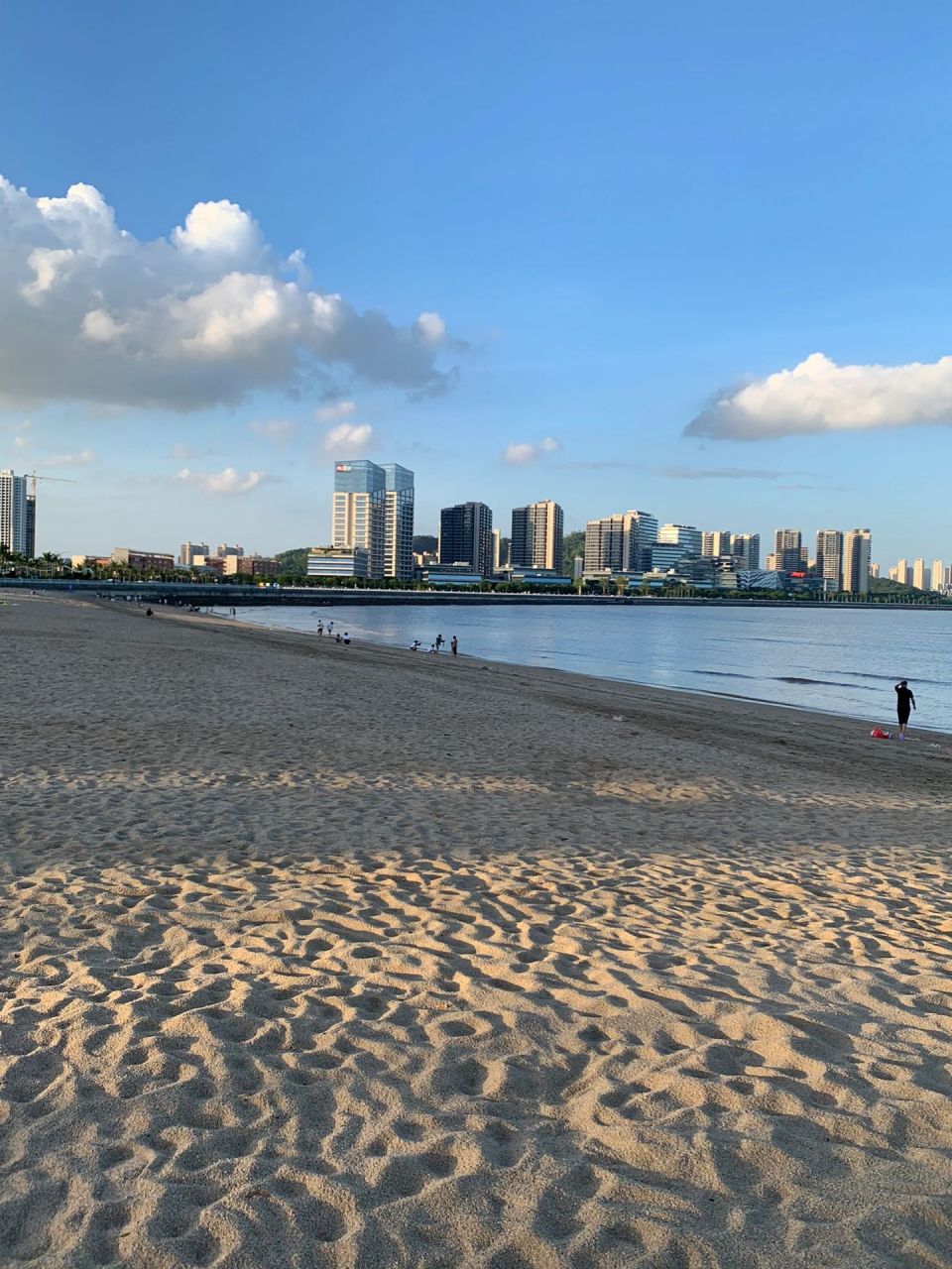 位置:唐家湾沙滩 交通: 公交建议坐到 中山大学东 再下车 开车的话