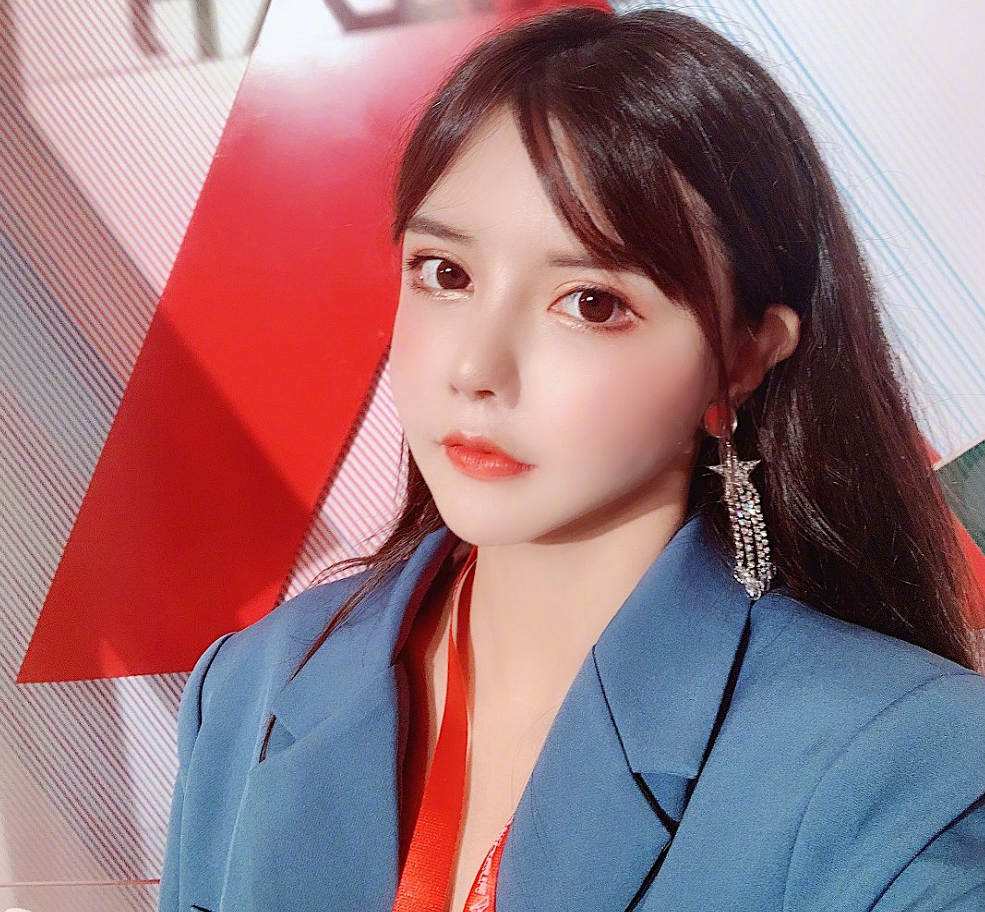 网红"猫妹妹"整容过后,面部僵硬,直播称无比懊悔