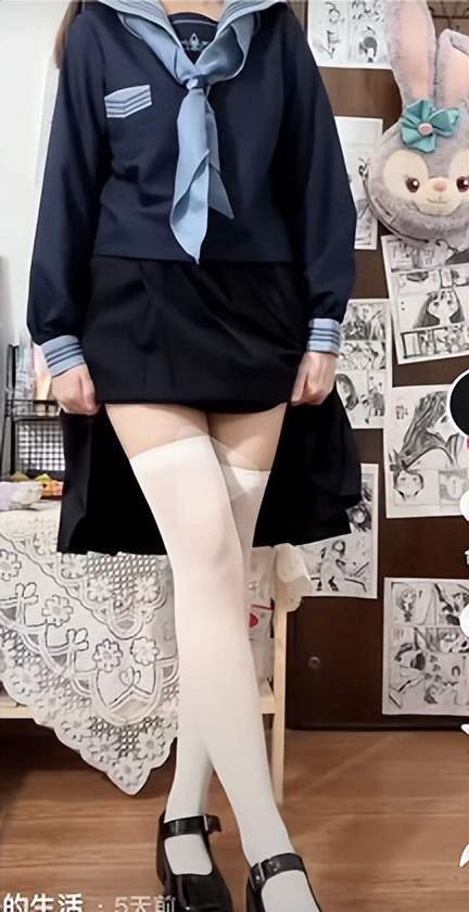 我在某音上看小姐姐跳"撩裙"舞,被她恶到了