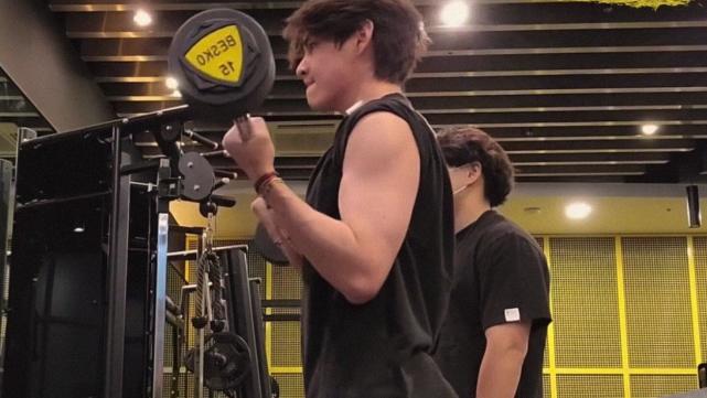 bts金泰亨罕见健身,展黄金比例手臂粗壮肌肉结实,奶狗变猛虎