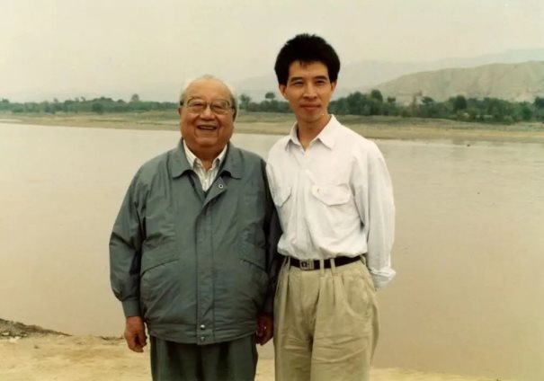 追踪社会发展 传递育人之光——访教学成就奖获得者邱泽奇教授