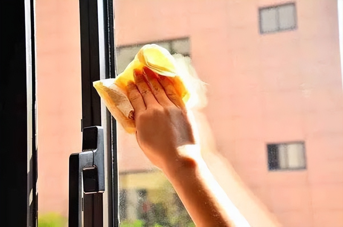 清水擦玻璃"越擦越脏",保洁教我3招,玻璃干净不沾灰,贼好用