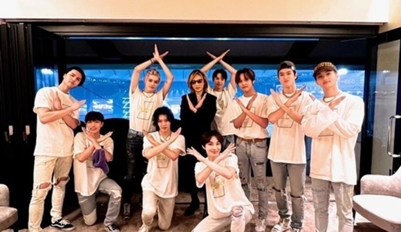 NCT127在东京巨蛋遇到了X JAPAN的YOSHIKI