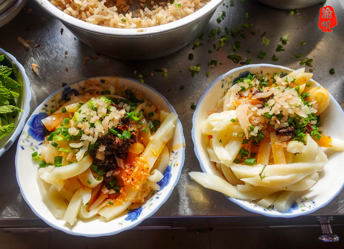 到重庆旅游,必须要尝尝当地的特色美食,除了川菜,火锅,小面等人们耳熟