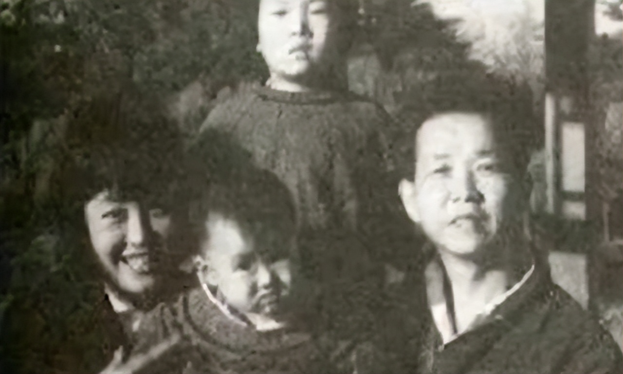 陶华碧:没读过书,中年丧夫没再婚,两个儿子砸"老干妈"的招牌