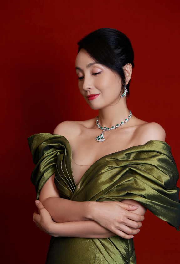 陶虹穿深v礼服大秀香肩,优雅大气又性感迷人,49岁风韵犹存!