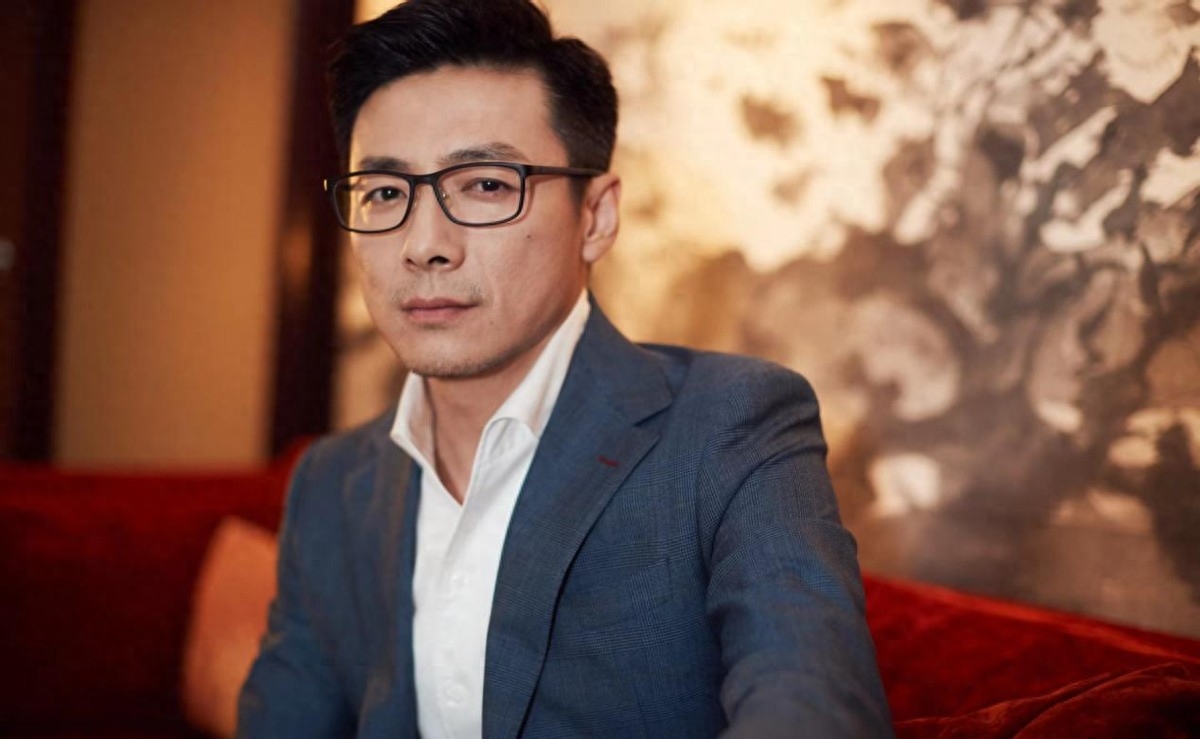 他在这里边扮演着孙红雷所饰演角色余则成的对头——军统特务李涯.