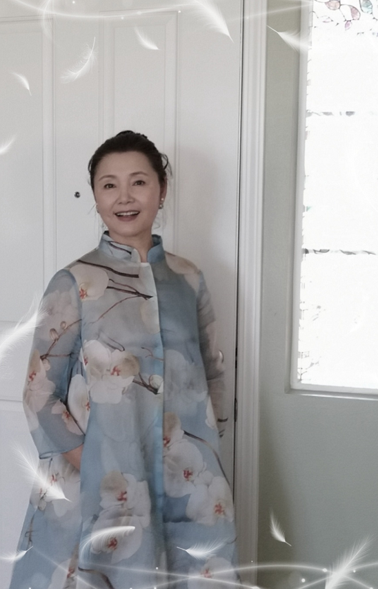 快70岁的姜黎黎,晚年生活真潇洒,与白发老公恩爱,穿的仍时髦