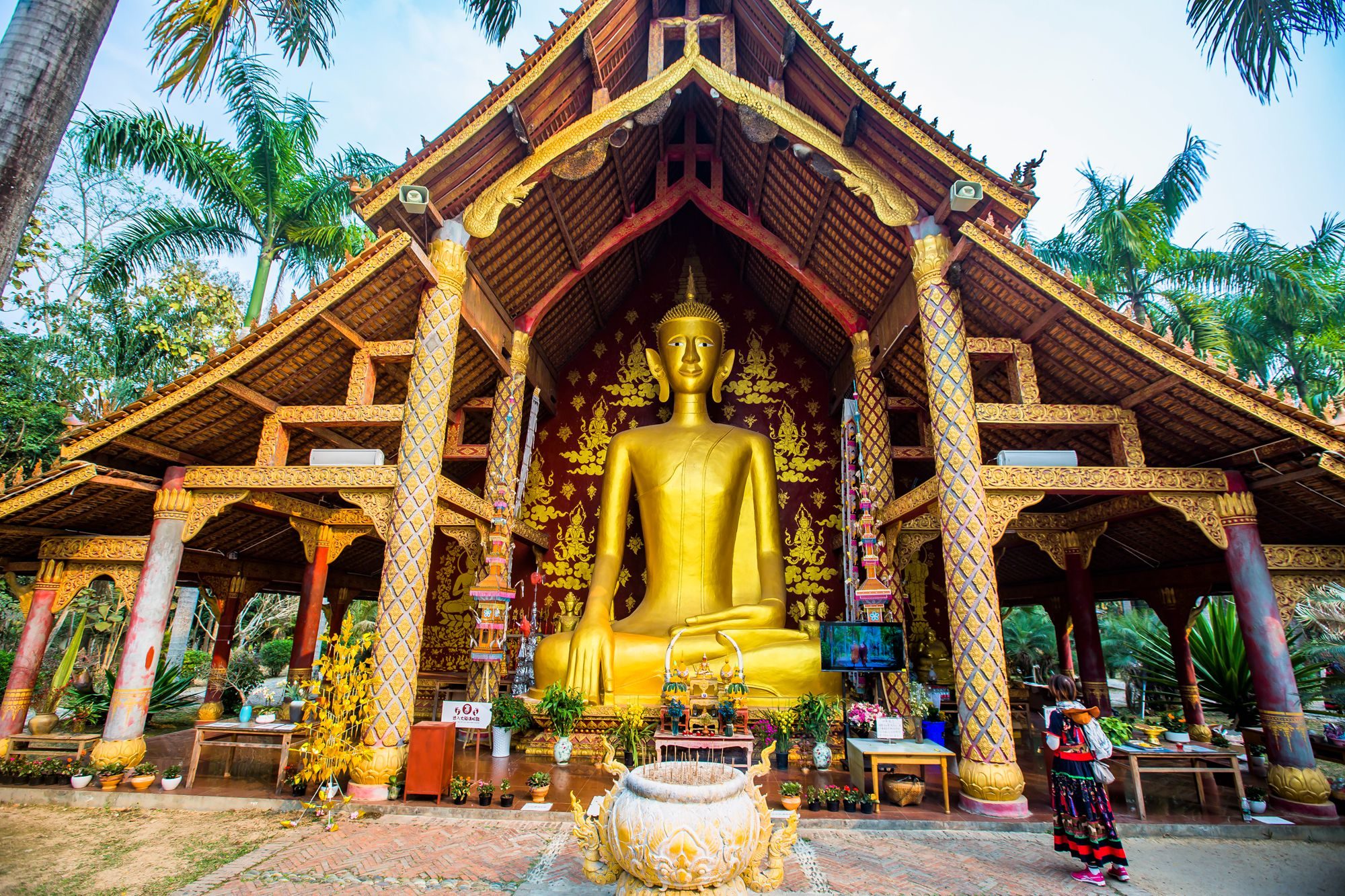 西双版纳傣族园,浓缩了傣族文化的精华,园中每天都有"泼水节"