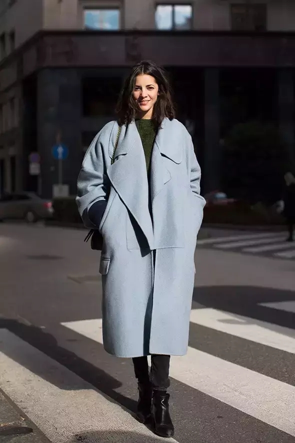 黑色和蓝色搭配好看吗?黑色和蓝色组合沉静而雅致,华贵又轻奢